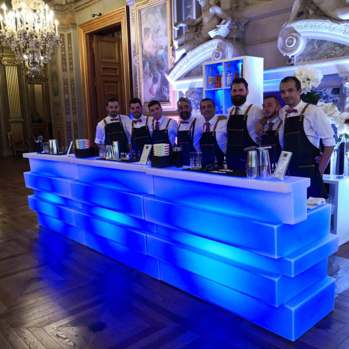 Barmans derrière le bar à cocktails - Atelier Esprit cocktail